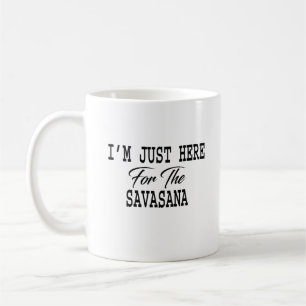 Taza De Café Estoy aquí por el Yoga Gracioso de Savasana