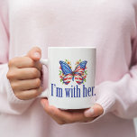 Taza De Café Estoy con su mariposa linda Kamala Harris<br><div class="desc">Estoy con su taza. Apoya a Kamala Harris por la presidencia. Hermosa bandera norteamericana mariposa con flores de bonito para un demócrata a quien le gustan los adorables diseños políticos.</div>