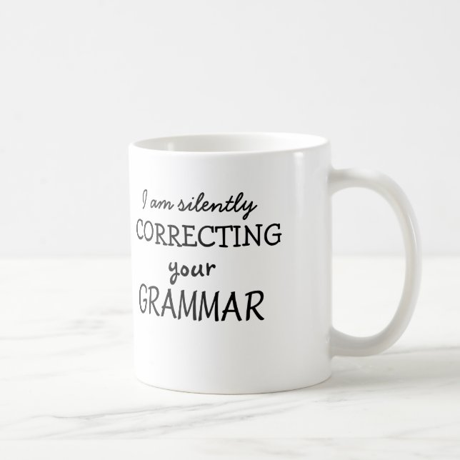 Taza De Café Estoy corrigiendo silenciosamente su gramática (Derecha)