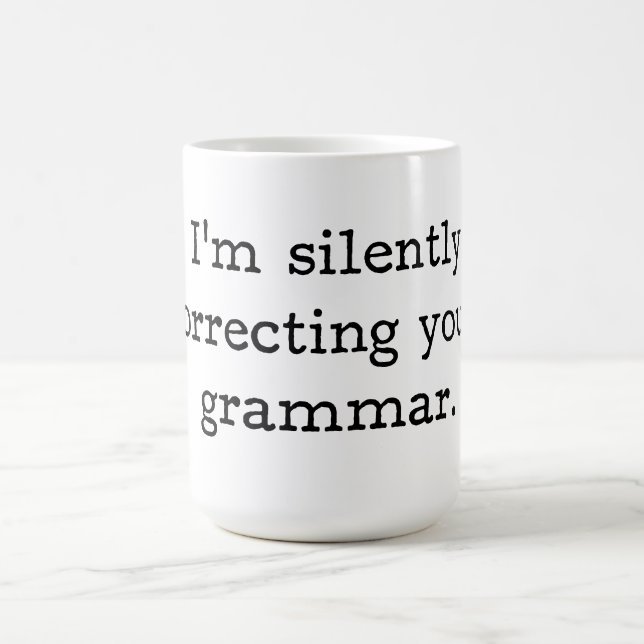 Taza De Café Estoy corrigiendo silenciosamente su gramática (Centro)