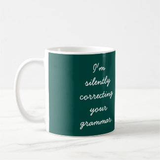Taza De Café Estoy corrigiendo silenciosamente su gramática