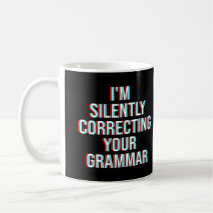 Taza De Café Estoy corrigiendo silenciosamente tu gramática