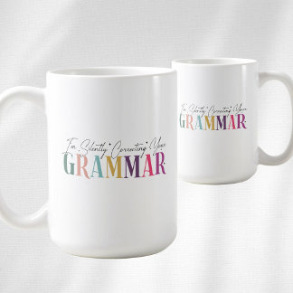 Taza De Café Estoy corrigiendo silenciosamente tu gramática