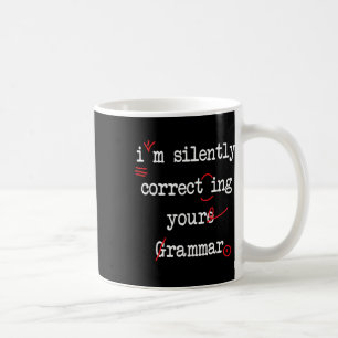 Taza De Café Estoy corrigiendo silenciosamente tu gramática de