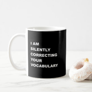 Taza De Café ESTOY Corrigiendo Silenciosamente Tu Vocabulario