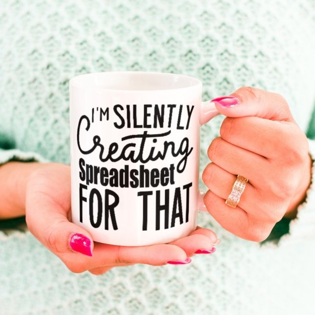 Taza De Café Estoy Creando Silenciosamente Una Hoja De Cálculo  (Subido por el creador)