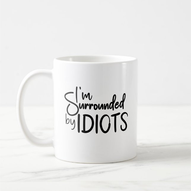 Taza De Café Estoy rodeado de citas sarcásticas idiotas (Izquierda)