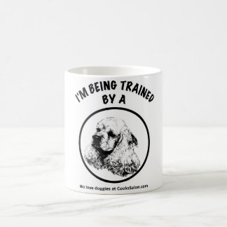 Taza De Café Estoy siendo entrenado por un Cocker Spaniel