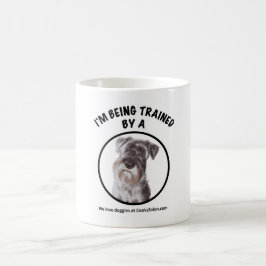 Taza De Café Estoy siendo entrenado por una mug Schnauzer