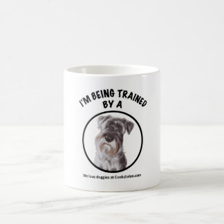 Taza De Café Estoy siendo entrenado por una mug Schnauzer