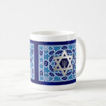 Taza De Café Estrella de David y Menorah Hanukkah Gift Mugs<br><div class="desc">Estrella de Relieve metalizado plateado de David y diseño de Menorah Hanukkah Gift Mugs. Tarjetas de correspondencia y regalos disponibles en las vacaciones judías | Categoría Hanukkah de nuestra tienda.</div>