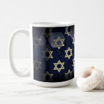 Taza De Café Estrella múltiple Happy Hanukkah de SlipperyJoe de<br><div class="desc">SlipperyJoe's Happy Hanukkah multiples Star of David símbolos artístico Celebración Hebreo judío Chanukah regalos decorativos Judaísmo religión símbolo significativo contextos culturales relevantes varias formas hexagonales tonos morados oscuro fondo abstracto de color oscuro apariencia texturizada</div>