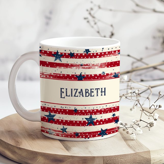 Taza De Café Estrellas de bandera del Día de la Independencia d (Patriotic Shabby Chic Independence Day Flag Stars Coffee Mug on a boho kitchen table with flowers.)