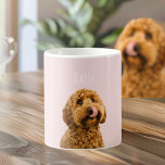 Taza De Café Estuche de teléfono rosa Pastel personalizado con<br><div class="desc">Disfruta de tus bebidas favoritas con un toque de personalización con esta taza rosa pastel, que incluye una foto de tu querido perro y su nombre. Esta taza, hecha con cerámica de alta calidad, es a la vez duradera y está equipada con microondas, ideal para tomar café, té o cualquier...</div>