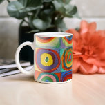 Taza De Café Estudio de color | Wassily Kandinsky<br><div class="desc">Estudio de color, cuadrados con círculos concéntricos (1913) | Estudio de color de Wassily Kandinsky: Cuadrados con Círculos Concéntricos es una exploración vibrante del color y la forma, con una cuadrícula de cuadrados llenos de círculos concéntricos en una serie de tonos audaces y contrastantes. Cada cuadrado contiene combinaciones de colores...</div>