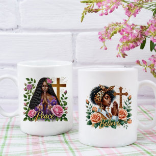 Taza De Café Étnica floral Afroamericana Rezando a las mujeres