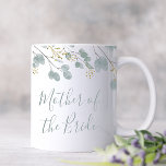 Taza De Café Eucalipto Madre de la novia<br><div class="desc">Un diseño moderno de la acuarela eucalipto con hojas de color verde salado claro con acentos dorados. Personalice fácilmente el nombre con sólo unos cuantos clics.</div>