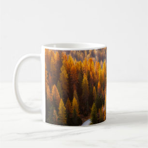 Taza De Café Excelentes vistas a la sinuosa carretera. Dramátic