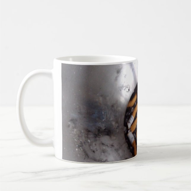 Taza De Café Extremos de cigarrillo en el cenicero de plata de (Izquierda)