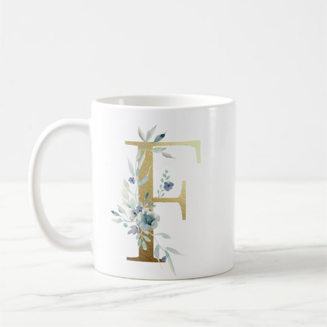 Taza De Café F inicial dorada con follaje floral azul (Izquierda)