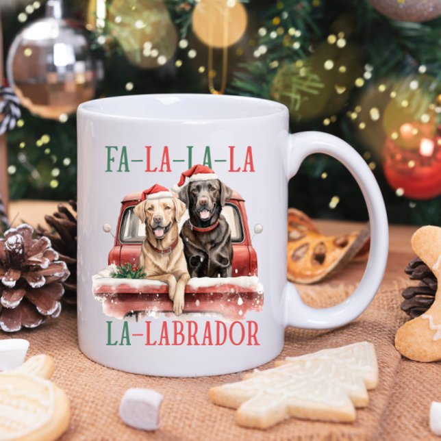 TAZA DE CAFÉ FA LA LABRADOR DOG RED TRUCK FURRY NAVIDADES (FA LA LA LA LABRADOR GOLDEN RETRIEVER IN SANTA HAT ON A VINTAGE WATERCOLOR RED TRUCK. )