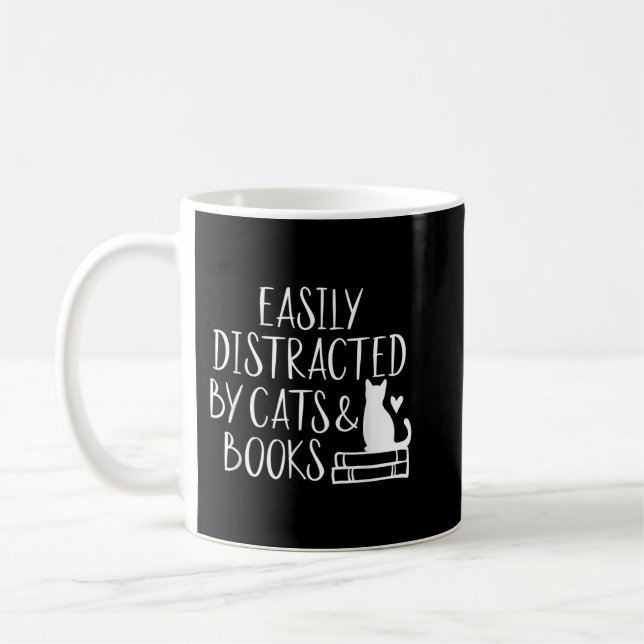 Taza De Café Fácilmente Distratizado por Gatos y Libros - Libro (Izquierda)