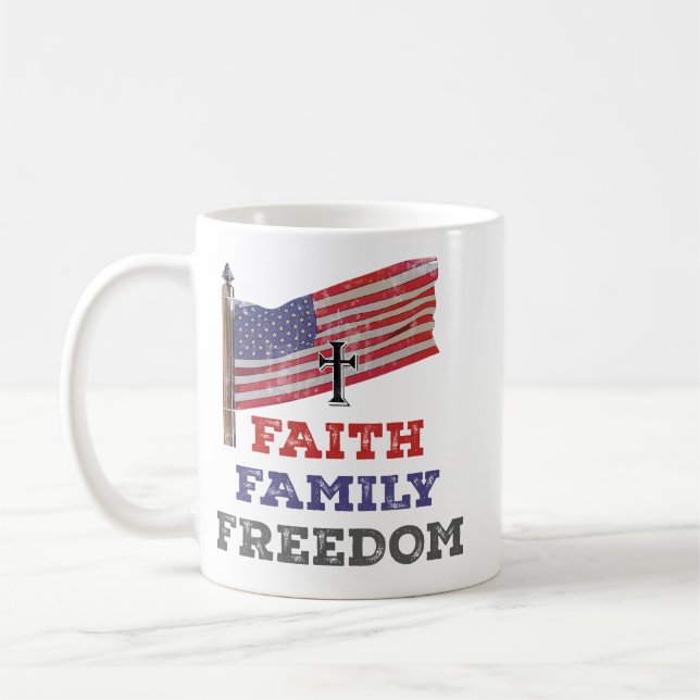 Taza De Café Faith Family Freedom Cross con bandera (Izquierda)