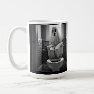 Taza De Café Fantasma divertida sentada en el baño