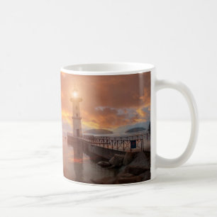 Taza De Café Faro en el atardecer