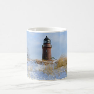Taza De Café Faro turbio en una costa rocosa en invierno