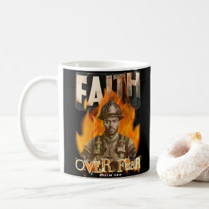 Taza De Café Fe por miedo, bombero, fe cristiana