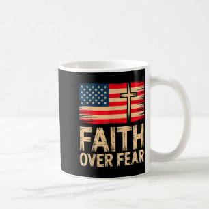 Taza De Café Fe sobre Miedo Cruz Bandera Americana