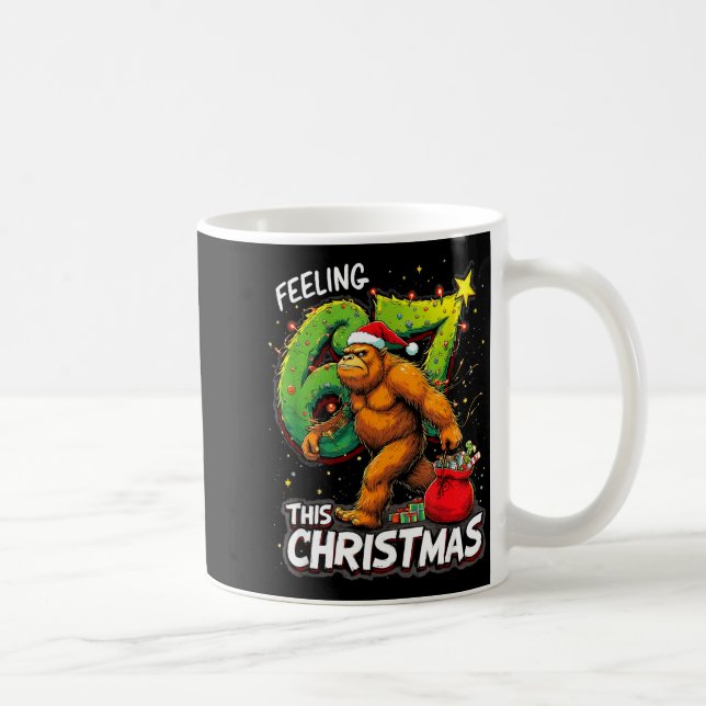Taza De Café Feeling 67 Funny Christmas Bigfoot Holiday  (Derecha)