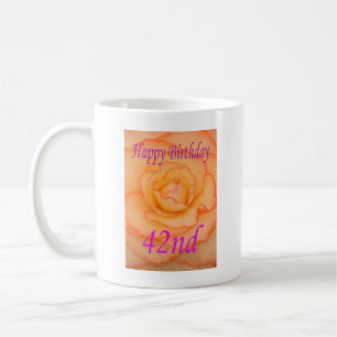 Taza De Café Feliz 42º cumpleaños flor amarilla con trino rosa