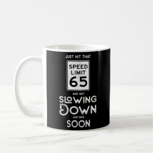 Taza De Café Feliz 65º Rótulo De Límite De Velocidad 65