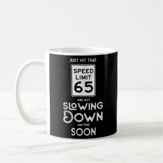 Taza De Café Feliz 65º Rótulo De Límite De Velocidad 65