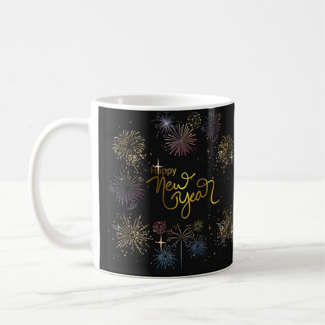 Taza De Café feliz año nuevo, fuegos artificiales y fondo negro (Izquierda)