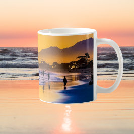 Taza De Café Feliz baile de playa al atardecer