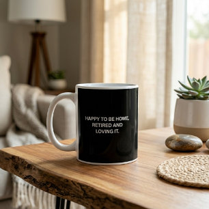 Taza De Café Feliz De Estar En Casa Retirado Y Disfrutándolo Vi