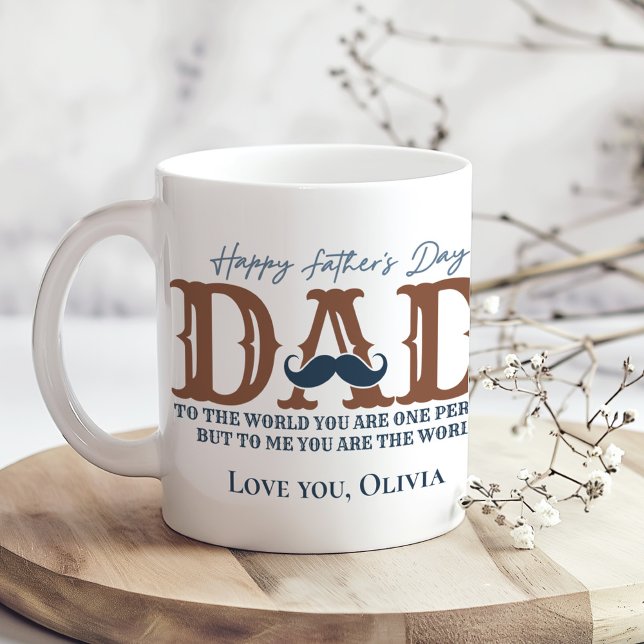 Taza De Café Feliz Día del Padre "Para mí eres el mundo" (Happy Father's Day "To me you are the World" Coffee Mug on a boho table with tiny dry fowers)