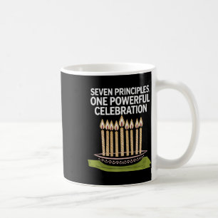 Taza De Café Feliz feriado africano por las velas de Kwanzaa