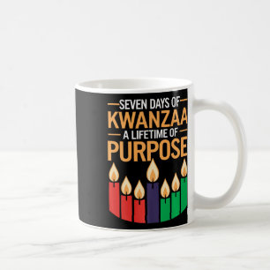 Taza De Café Feliz feriado africano por las velas de Kwanzaa