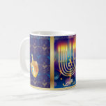 Taza De Café Feliz feriado judío en Hanukkah Hermosa<br><div class="desc">Feliz Hanukkah Hermosa festividad judía de café tazón y diseño de la copa. Fondo de Hanukkah de vacaciones judías con símbolos tradicionales de Chanukah - dreidels de madera (hilando arriba), donuts, menorah, velas, estrella de David y papel tapiz de luces brillantes, patrón decorativo para Hogar, Cocina y Comedor, Drinkware, Mugs...</div>