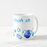 Taza De Café Feliz Fiesta Hanukkah Decoración Azul Hermosa<br><div class="desc">Feliz Fiesta Hanukkah Hermosa Decoración Azul, Festividades Judías, Café Mug y Copa. Fondo judío de Hanukkah con símbolos tradicionales de Chanukah - dreidels de madera (hilatura superior), donuts, menorah de Hanukkiah, velas, estrella de David y brillantes luces azules patrón de papel pintado. Decoración del Festival Hanukkah. Jerusalén, Israel. Inicio >...</div>