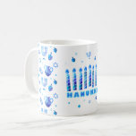 Taza De Café Feliz Fiesta Hanukkah Decoración Azul Hermosa<br><div class="desc">Feliz Fiesta Hanukkah Hermosa Decoración Azul, Festividades Judías, Café Mug y Copa. Fondo judío de Hanukkah con símbolos tradicionales de Chanukah - dreidels de madera (hilatura superior), donuts, menorah de oro, velas, estrella de David y patrones de papel pintado de luces brillantes. Decoración del Festival Hanukkah. Jerusalén, Israel. Inicio >...</div>