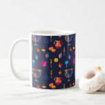 Taza De Café Feliz Fiesta Hanukkah Decoración Hermosa<br><div class="desc">Feliz Fiesta Hanukkah Hermosa decoración, festividades judías, tazas de café y Copa. Fondo judío de Hanukkah con símbolos tradicionales de Chanukah - dreidels de madera (hilatura superior), donuts, menorah de oro, velas, estrella de David y patrones de papel pintado de luces brillantes. Decoración del Festival Hanukkah. Jerusalén, Israel. Inicio >...</div>