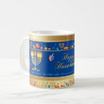 Taza De Café Feliz Fiesta Hanukkah Decoración Hermosa<br><div class="desc">Feliz Fiesta Hanukkah Hermosa Decoración, Festividades Judías, Café Mug. Fondo judío de Hanukkah con símbolos tradicionales de Chanukah - dreidels de madera (hilatura superior), donuts, menorah de oro, velas, estrella de David y patrones de papel pintado de luces brillantes. Decoración del Festival Hanukkah. Jerusalén, Israel. Inicio > Cocina y Comedor...</div>