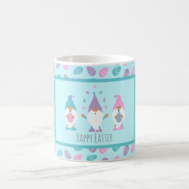 Taza De Café Feliz Gnome de Pascua jadeando huevos de Pascua (Centro)