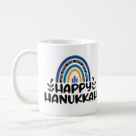 Taza De Café Feliz Hanukkah<br><div class="desc">Feliz diseño gráfico de Hanukkah mug con velas para celebrar el Festival de las Luces.</div>