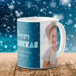 Taza De Café Feliz Hanukkah Fun Typography Star of David Name<br><div class="desc">"Feliz Hanukkah". Una tipografía divertida, caprichosa, de elaboración artesanal, un patrón azulado de la estrella de David, y líneas dibujadas a mano azul marino a medianoche que dominan un fondo azul verde azulado oscuro, junto con 2 fotos de tu elección, te ayudan a entrar en Hanukkah. Sienta el calor y...</div>